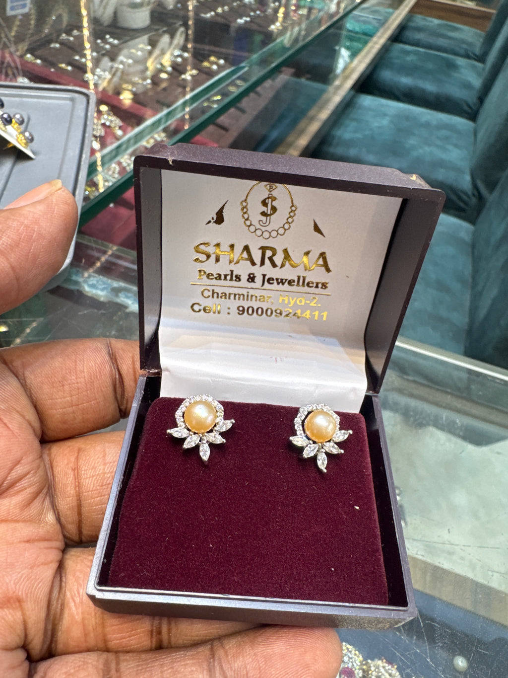 Diva pearl studs