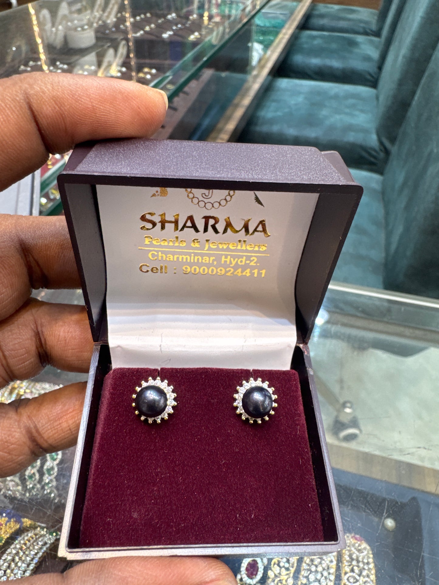 Black pearl studs