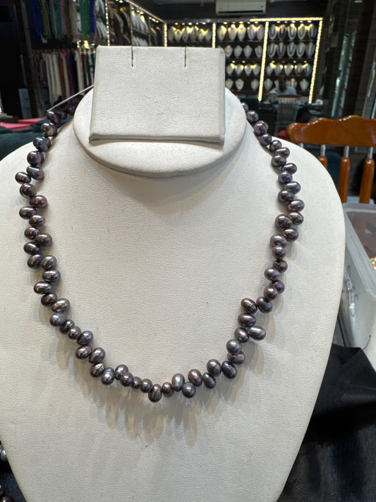 Zigzag oval pearl necklace