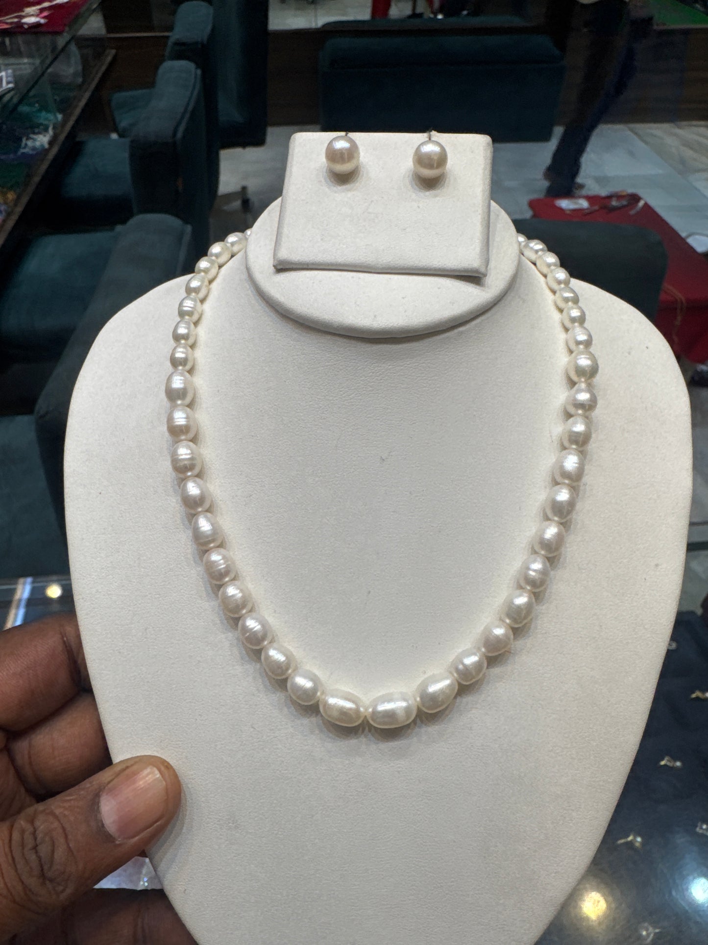 Single layer oval grading necklace