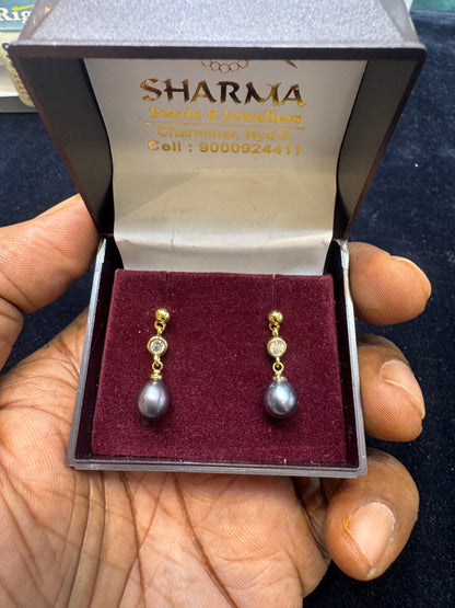 Black pearl drop earring