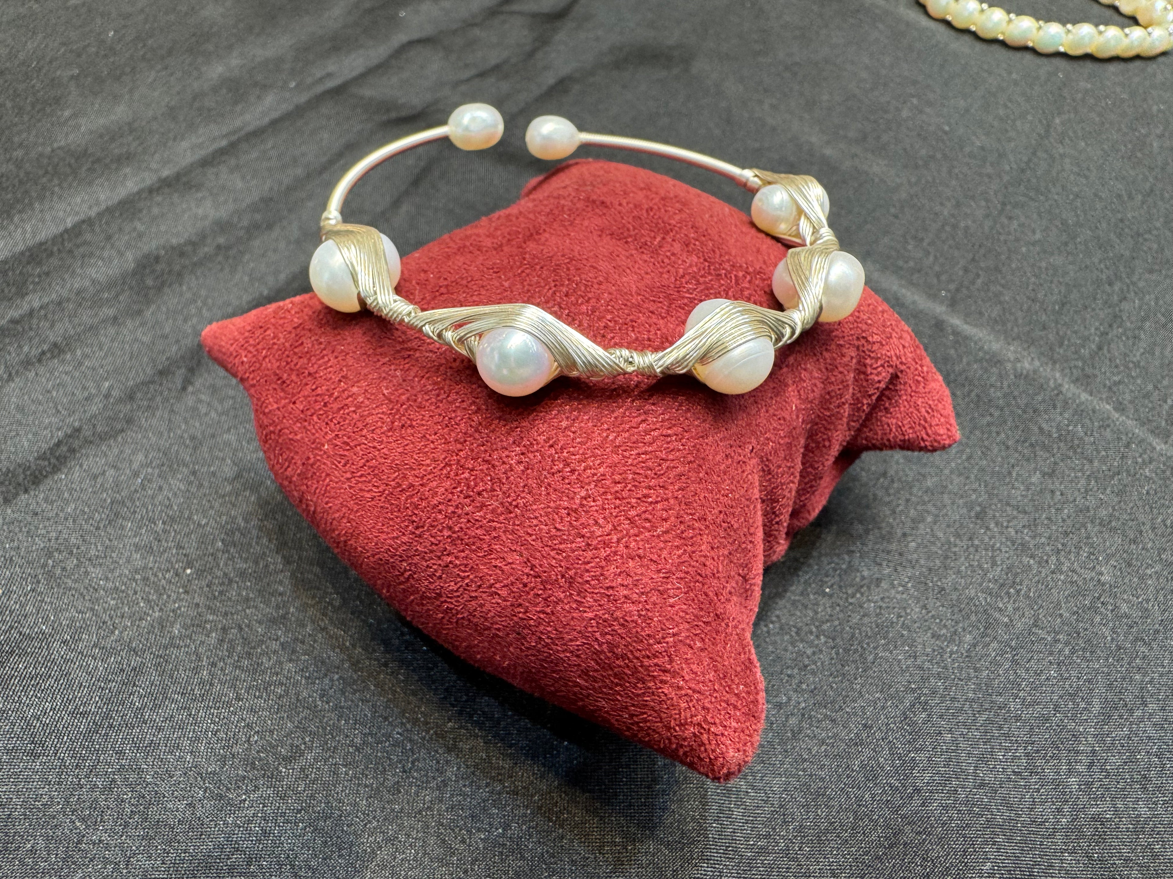 Silver finsh pearl bracelet
