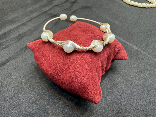 Silver finsh pearl bracelet