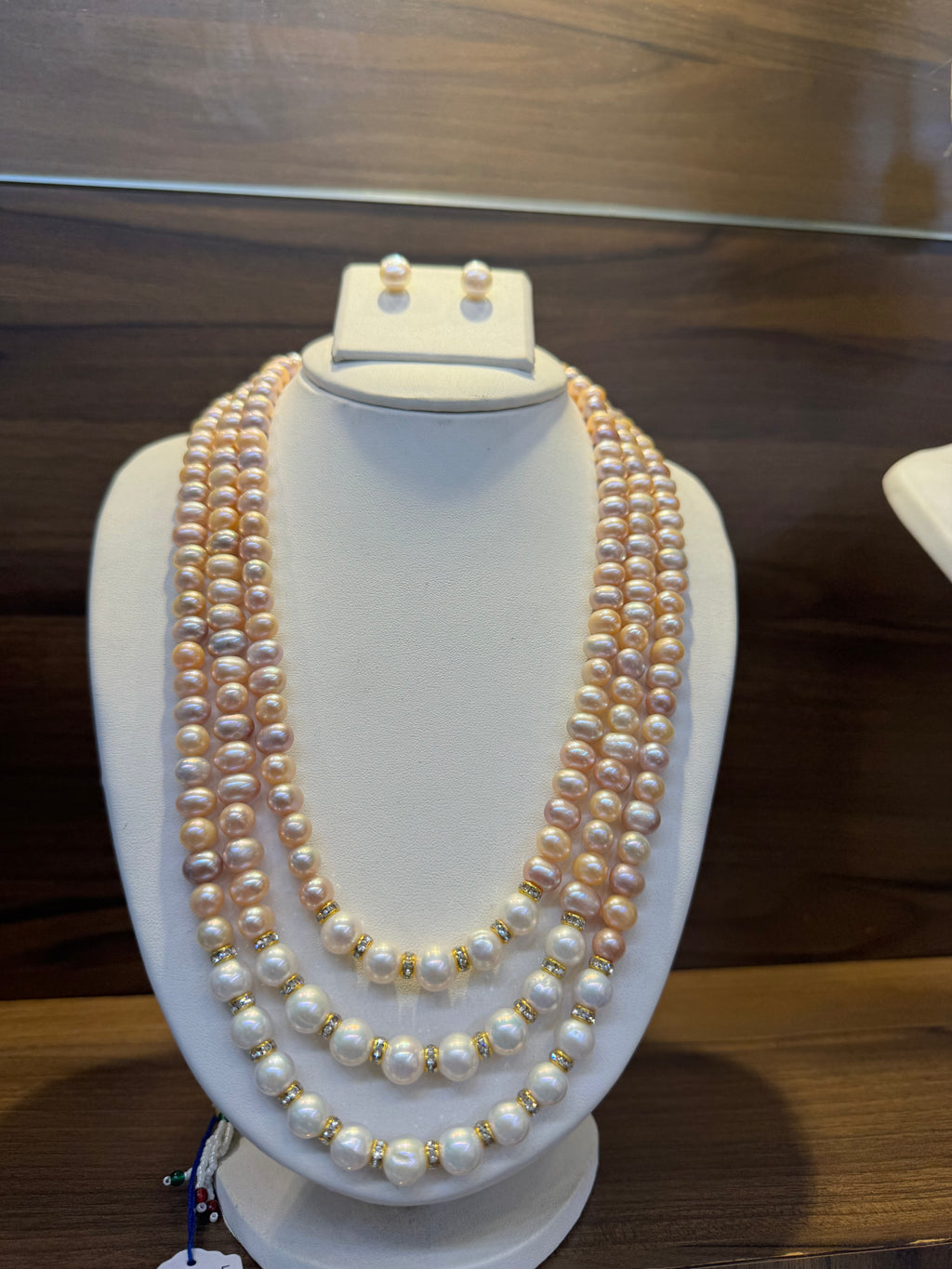 Exclusive round rainbow pearls necklace
