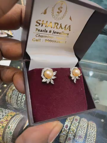 Diva pearl studs