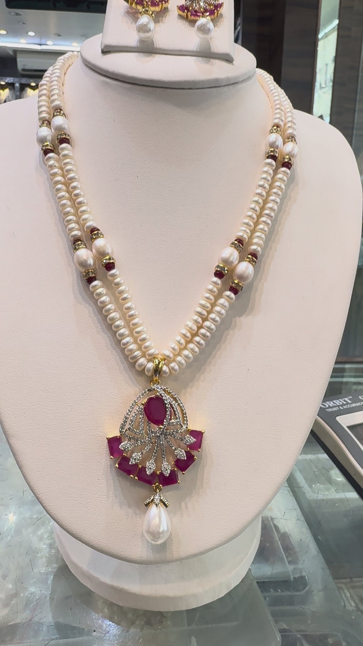 Elegant pearl set